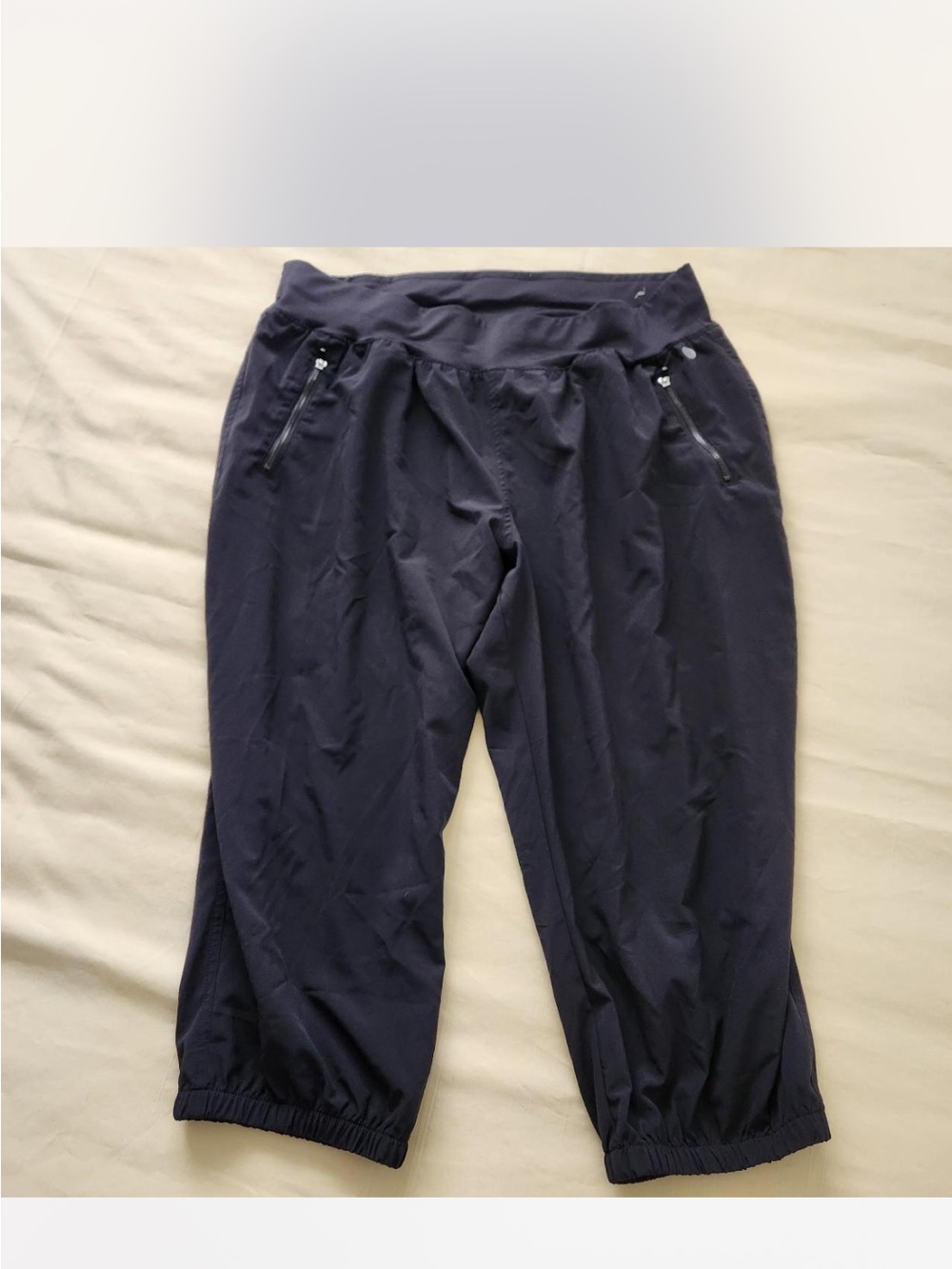 Livi Active Lane Bryant Black Crop Capri
Activewear Pants Size 18/20 Plus Size